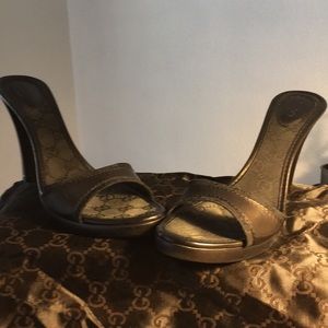 Leather Gucci sandal comes w/ duster bag